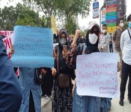Ibu-ibu turut menuntut Kejati Riau bisa menjamin proses kasasi di Mahkamah Agung dapat berpihak pada korban. 